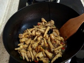 14、香卤鸡爪,滴入1/2勺老抽