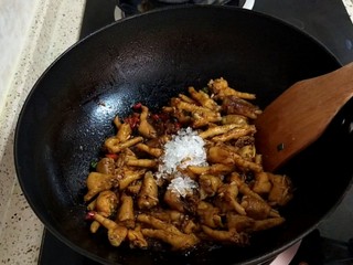 15、香卤鸡爪,稍微翻炒后加入2勺冰糖