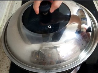 19、香卤鸡爪,盖上锅盖焖3-5分钟