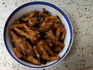 21、香卤鸡爪,再洒下葱花搅拌，可以开吃了！记得趁热吃哟。