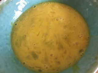 5、蒜苔炒蛋,打好鸡蛋液，加少许盐，搅拌均匀