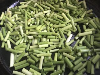 10、蒜苔炒蛋,锅内倒少许油，倒入蒜苔