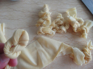 3、上海红烧肉,薄百叶先切成宽条再打结,