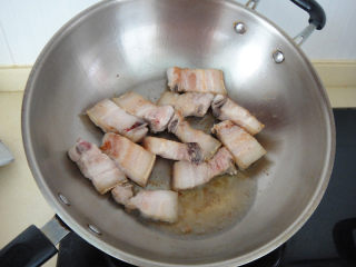 5、上海红烧肉,热锅加入底油,放入五花肉,把肉两面煎至变色后倒出多余的油