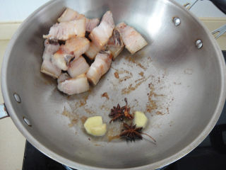 6、上海红烧肉,加入八角和生姜片爆香