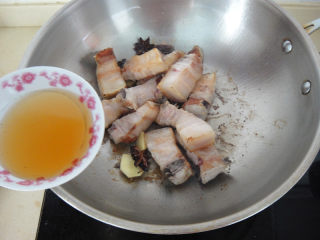 7、上海红烧肉,倒入料酒