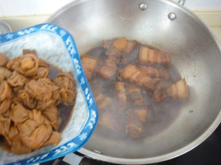 11、上海红烧肉,之后先把百叶结捞起,再转大火收汁后熄火