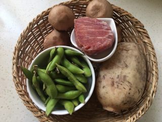 1、莲藕肉丁,准备食材。