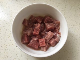 2、莲藕肉丁,梅花肉切成丁,放入料酒、胡椒粉和少许盐搅拌均匀后,再加入淀粉搅拌腌制十分钟。