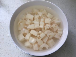 4、莲藕肉丁,莲藕去皮切成丁,泡水中加少许醋,去淀粉防氧化。