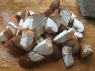 5、莲藕肉丁,香菇切成丁备用。