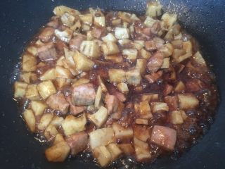 10、莲藕肉丁,放入盐、生抽、料酒和糖大火翻炒二分钟。