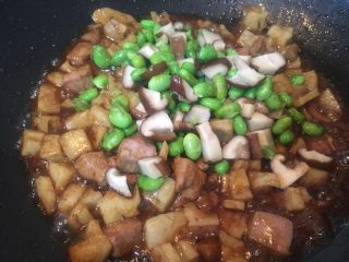11、莲藕肉丁,放入炒好的香菇豆子。
