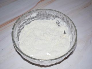 3、米发糕,搅拌均匀加盖密封，放到温暖处发酵12-15小时