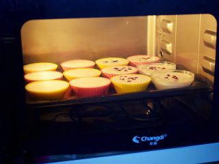 9、米发糕,放入蒸汽烤箱中，温度调为110度，蒸15分钟，蒸好再焖2分钟再取出，没有蒸汽烤箱可上锅蒸，大火烧开放入蒸15分钟，焖2分钟再取出