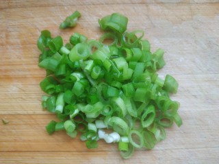 1、手撕鸡胸肉,葱切圈儿