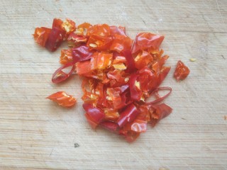 2、手撕鸡胸肉,干红辣椒切碎