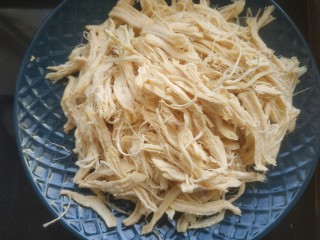 9、手撕鸡胸肉,用手撕成丝