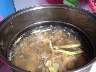 8、麻辣仔鸡,锅内加水烧至温热，把鸡肉放入，加勺白酒去腥