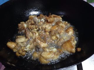 11、麻辣仔鸡,半煎半炸的至表面微黄捞出备用