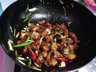 19、麻辣仔鸡,迅速颠匀至碗汁吸收即可出锅