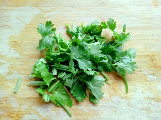 3、凉拌紫甘蓝,香菜,葱,去根,洗干净切段。