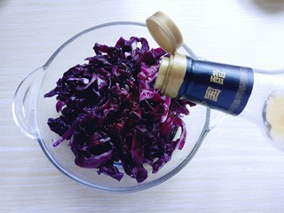 11、凉拌紫甘蓝,再加入凉拌醋。(醋量可以根据可以喜欢增减)