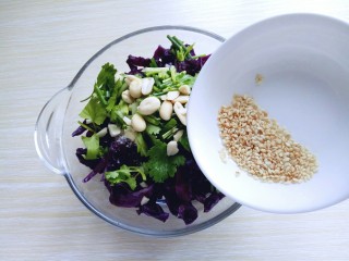 16、凉拌紫甘蓝,再加入熟白芝麻,(一定要是熟芝麻) 拌均匀即可。