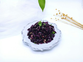 17、凉拌紫甘蓝,装入凉菜盘中。