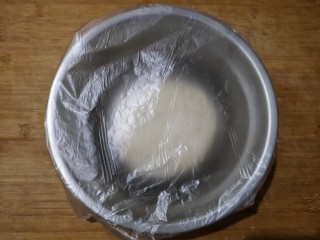 5、霜糖油条,揉成光滑面团，盖保鲜膜放冰箱冷藏室，低温醒发。（我是晚上10点多和的面，第二天早上7点做早餐）