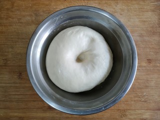 6、霜糖油条,发好的面体积变成原来的2倍大，按压不回弹。