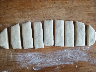 9、霜糖油条,切成宽约两指的长条。