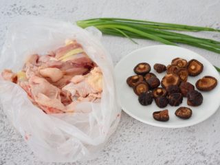 1、香菇蒸鸡,准备好材料