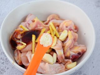 8、香菇蒸鸡,加入鸡精