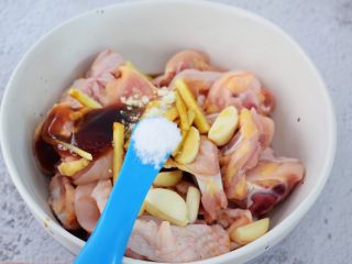 9、香菇蒸鸡,加入盐