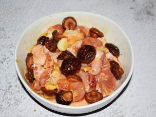 12、香菇蒸鸡,拌匀