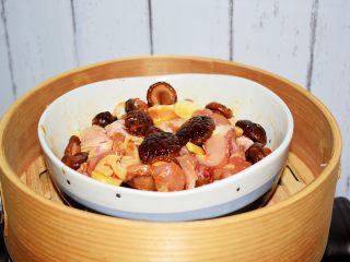 13、香菇蒸鸡,放入蒸锅中，水开后大火蒸20分钟