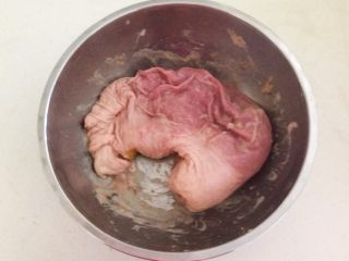 3、春节餐桌必备  芥末猪肚丝,用手揉搓3分钟