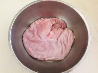 8、春节餐桌必备  芥末猪肚丝,把猪肚边缘的猪油剪掉