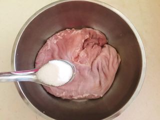 9、春节餐桌必备  芥末猪肚丝,加入1勺精盐