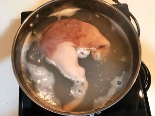 13、春节餐桌必备  芥末猪肚丝,锅里加入冷水，放入猪肚，水开后焯水10分钟