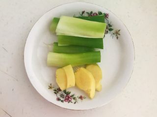 15、春节餐桌必备  芥末猪肚丝,打葱切成小段，鲜姜切成小片