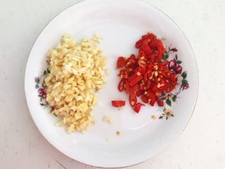 26、春节餐桌必备  芥末猪肚丝,小米辣切成辣椒圈，大蒜切成末