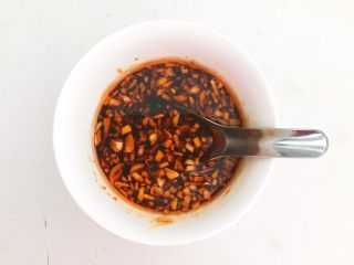 33、春节餐桌必备  芥末猪肚丝,调匀，碗汁做好了