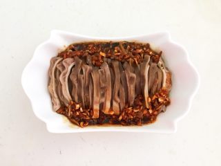 34、春节餐桌必备  芥末猪肚丝,把碗汁倒入芥末肚丝里