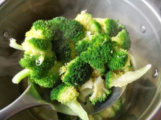 8、西兰花炒虾仁,将焯好的西兰花沥水捞出。