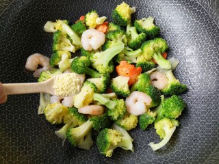 13、西兰花炒虾仁,加适量的鸡精。