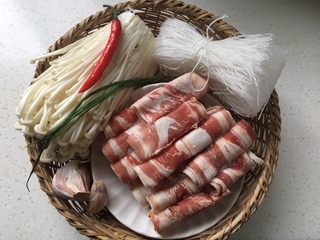 1、酸汤金针肥牛,准备食材。