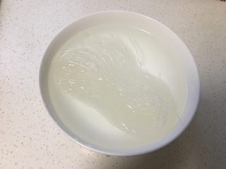 3、酸汤金针肥牛,粉丝用温水泡软。