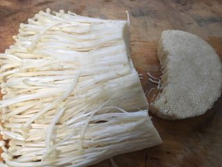 4、酸汤金针肥牛,金针菇去掉根部并洗净。